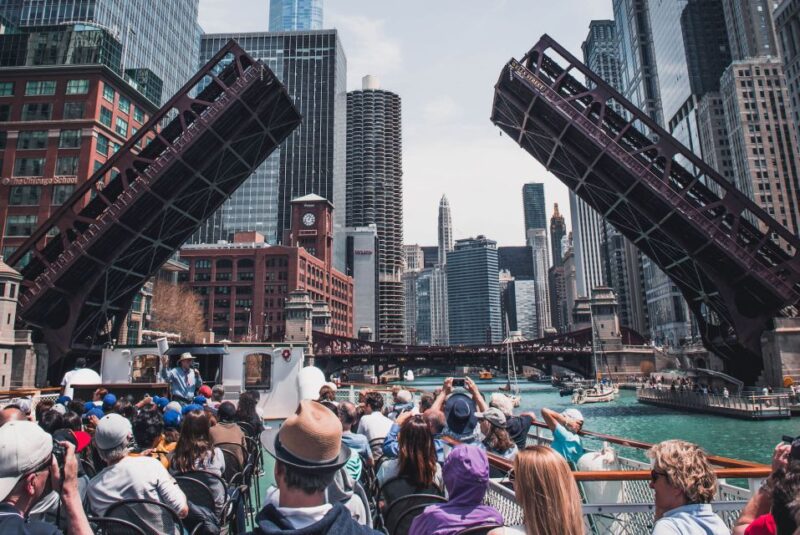Chicago: Architecture Center Cruise on Chicagos First Lady - Architecture and Bridges Showcased