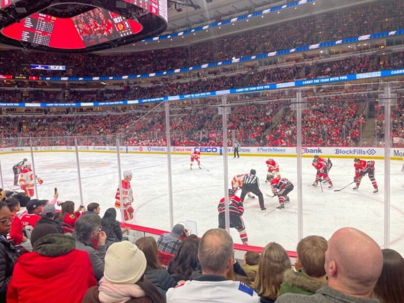 Chicago: Chicago Blackhawks NHL Game Ticket at United Center - Game Experience