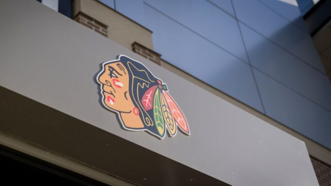 Chicago: Chicago Blackhawks NHL Game Ticket at United Center - Navigating the United Center