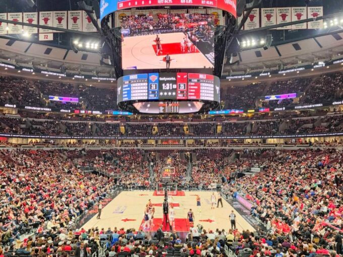 Chicago: Chicago Bulls Basketball Game Ticket - Crowd Management