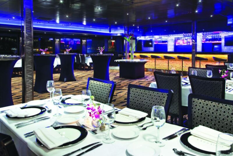 Chicago: Christmas Eve Gourmet Dinner Cruise Lake Michigan - Onboard Entertainment