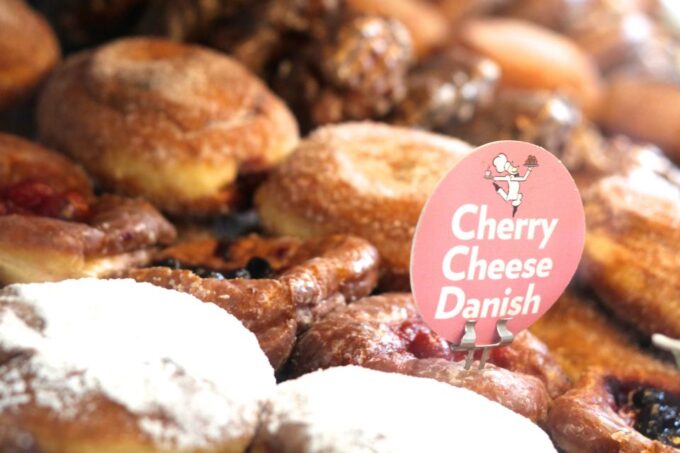 Chicago: Downtown Donut Tour With Tastings - Donut Shop Spotlights