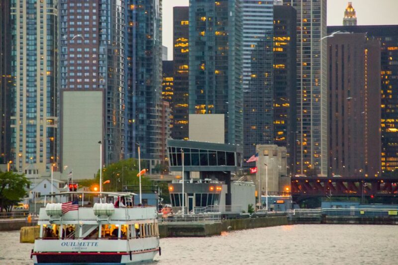 Chicago: Fireworks Cruise With Lake or River Viewing Options - Cruise Options and Experience