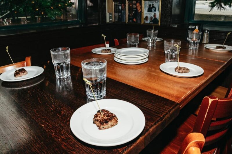 Chicago: Gangsters and Food Tasting Walking Tour - Tour Features