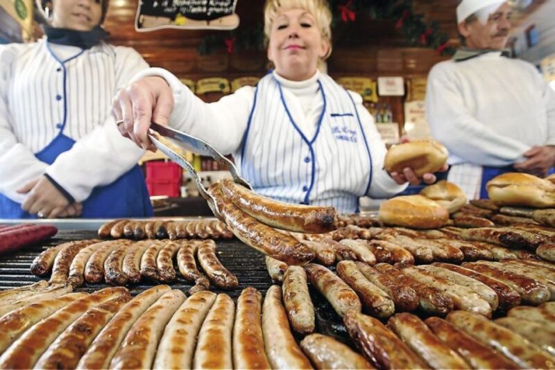 Chicago: Guided Holiday Walking Tour and Food Sampling - Tour Highlights and Experience