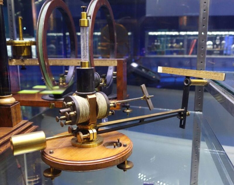 Chicago: Museum of Science & Industry Ticket & In-App Tour - Tour Format and Language Options
