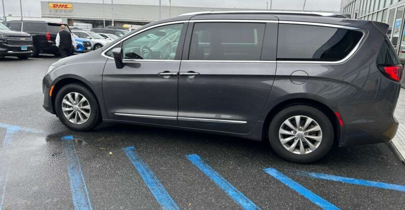 Chicago O`Hare Airport (ORD): Private Transfer to Chicago - Vehicle and Driver Specifications