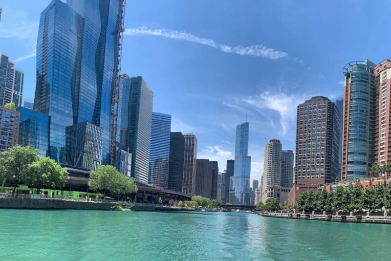 Chicago River: 1.5-Hour Guided Architecture Cruise - Onboard Services and Amenities