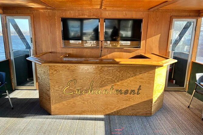 Chicago Skyline Tiki Chic Party Cruise Lock and Lake - Cruise Features