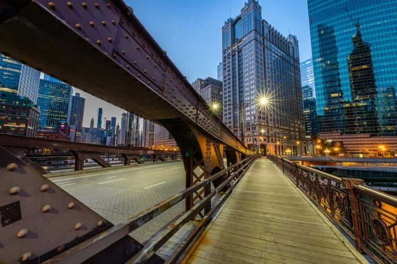 Chicago: Wind and Souls Adults Only Guided Ghost Tour - Introduction to the Ghostly Side of Chicago