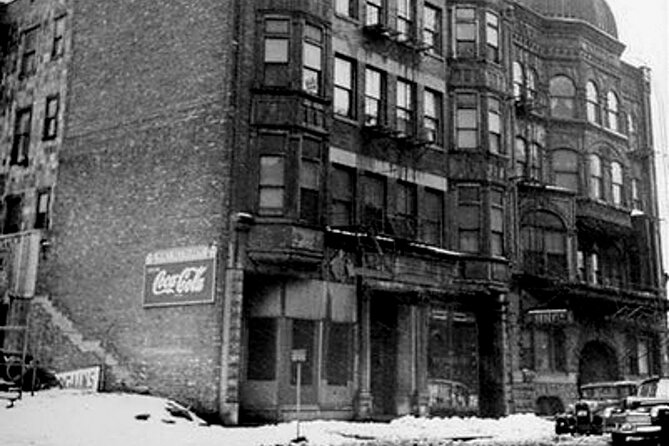 Chicago's Ragtime & Jazz Eras: A Self-Guided Audio Tour - Taking in the Vibrant Atmosphere