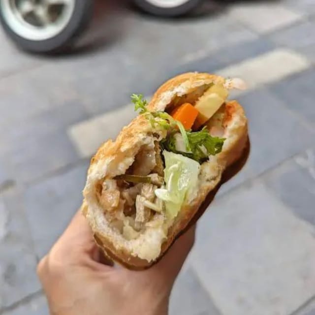 Chilling With Private Hanoi Food Tour & Train Street Visit - Guided by Experts