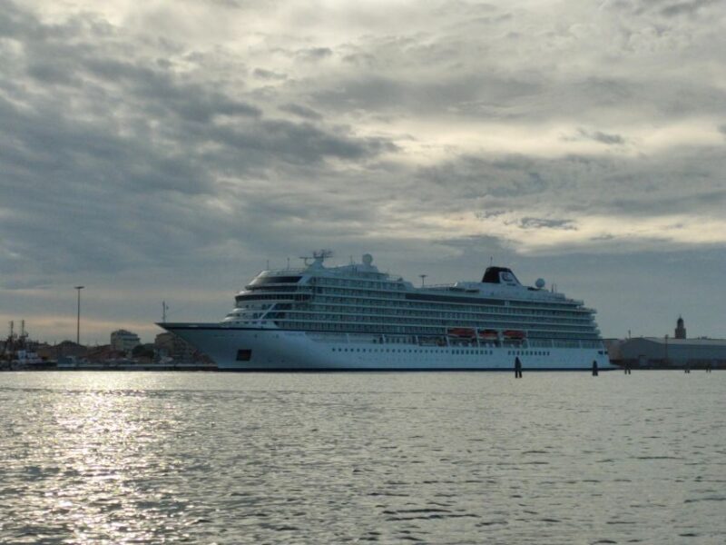 Chioggia: Canals Boat Tour and Take Picture of Cruise Ship - Capturing Cruise Ships