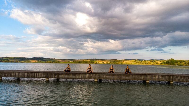 Chiusi: Yoga Lesson and Picnic on the Shore of Chiusi Lake - Experience Highlights