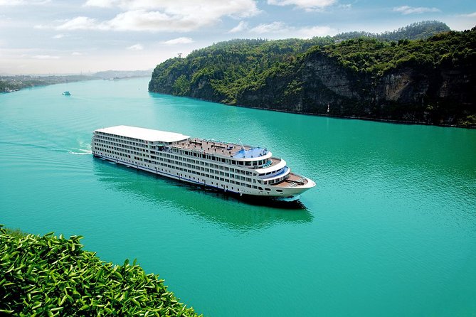 Chongqing to Yichang: 3-Night Luxury CENTURY GLORY Yangtze River Cruise Tour - Accommodation and Dining
