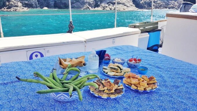 Cinque Terre Boat Tour With a Traditional Ligurian Gozzo - Live Tour Guide Options