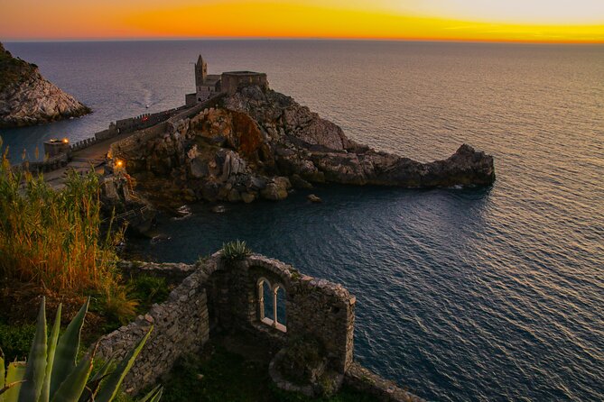 Cinque Terre Sunset Bout Tour Romantic Experience - Dining on Local Delicacies