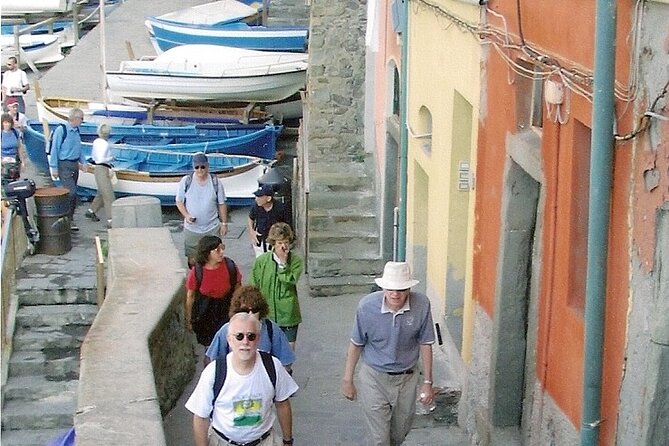 Cinque Terre Walking Tour With Food and Wine Tastings - Capturing Breathtaking Cinque Terre Scenery