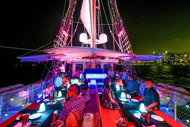 City Lights Cruise With Buffet Dinner + Free Flow Wine & Beer - Free-Flow Drinks and Refreshments