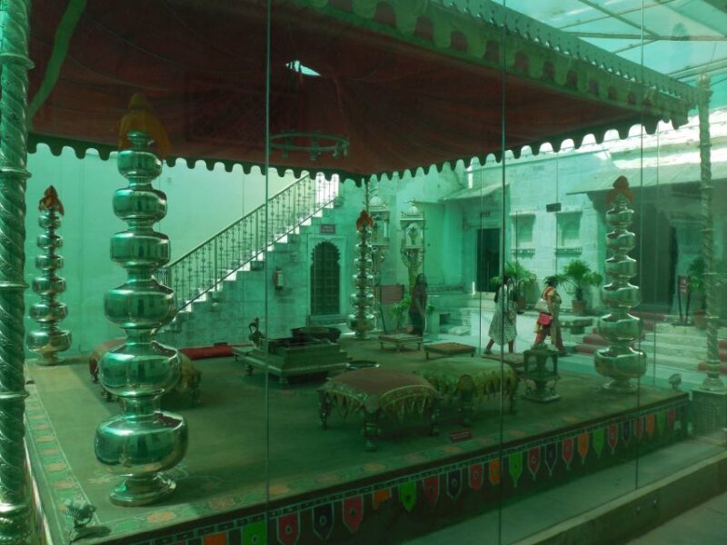 City Palace: Vintage Car Museum & Crystal Gallery Half-Day - Vintage Car Museum
