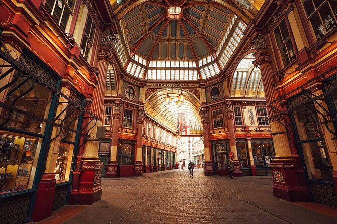 City & Secrets: Explore Londons Hidden Gems - Cycling Past Landmarks