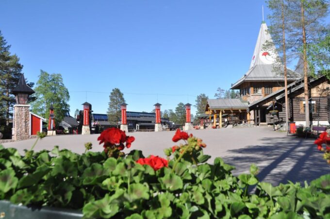 City Tour and Santa Claus Village Visit in Lapland - Souvenir Opportunities