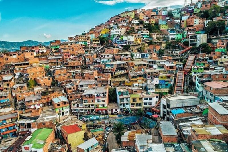 City Tour: Graffiti Tour Comuna 13 + Downtown Medellín - Plaza Botero Experience