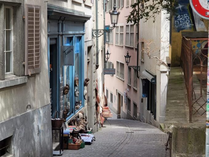 City Tour Historic Old Town Zurich - Historical Significance and Figures