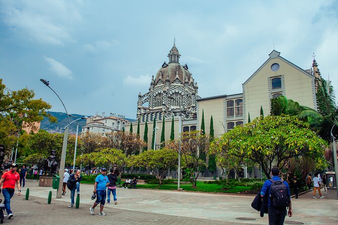 City Tour Medellin + Comuna 13 + Graffititour Paisa for a Day - Highlights of the Tour
