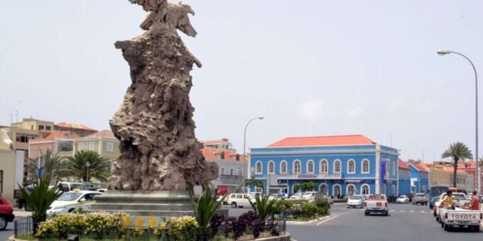 City Tour Mindelo With Music & Cultural Worshop - Vibrant Vegetable Market
