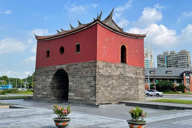 Classic Taipei Landmarks Day Tour - Friendly Atmosphere