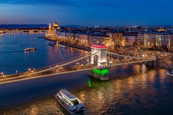 Cocktail Cruise Downtown Budapest - Onboard Experience and Amenities