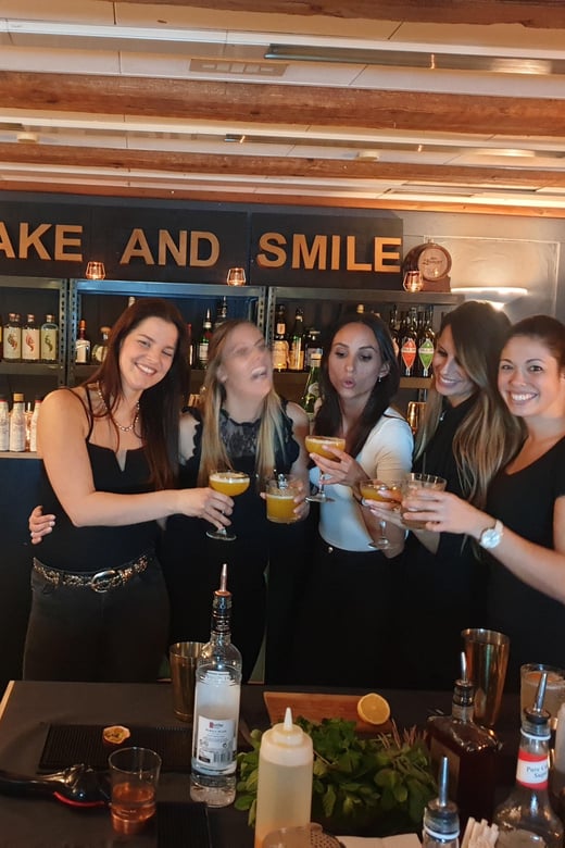 Cocktail Workshop in Zurich (by Shake N Smile) - Group Size and Accessibility