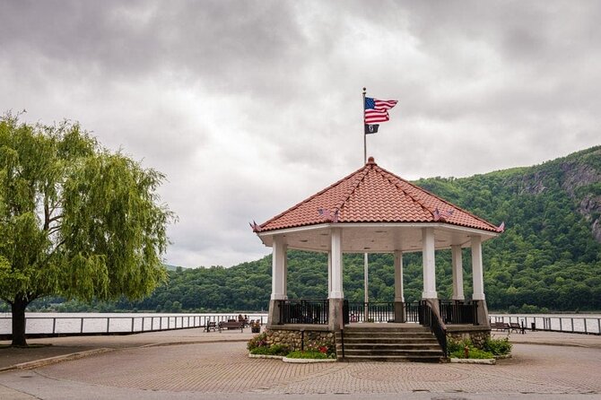 Cold Spring Town and Woodbury Outlets 1-Day Tour From New York - Key Points