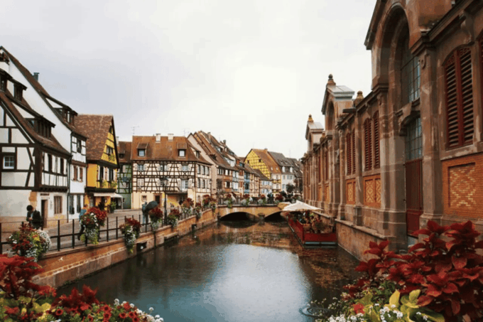 Colmar: Christmas Market and City Highlights Walking Tour - Discovering Colmars Artistic Heritage