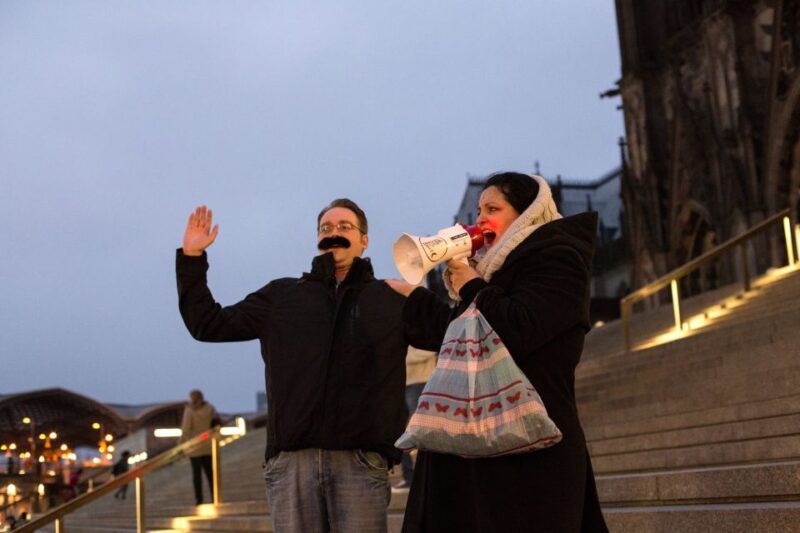 Cologne: 1.5-Hour Comedy Bus Tour - Booking and Cancellation
