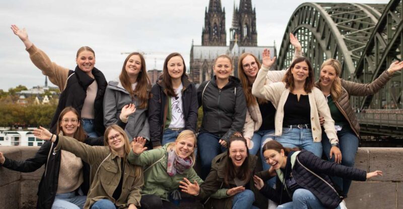 Cologne: Bachelorette Party Tour in the Old Town With Photoshoot - Group Photo Opportunities