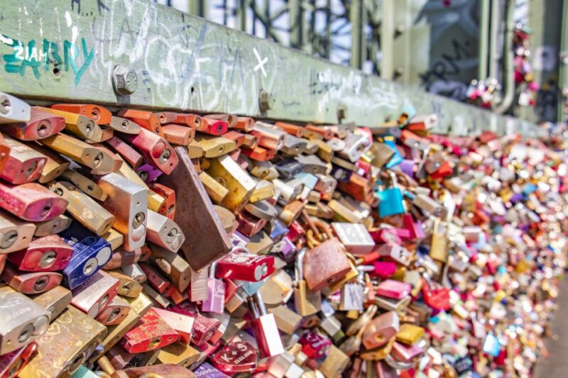 Cologne: Express Walk With a Local in 60 Minutes - Booking and Cancellation Policy