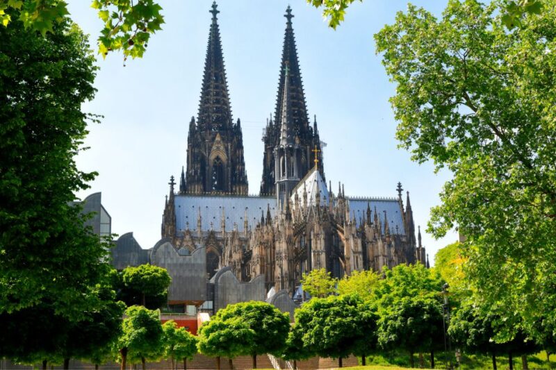 Cologne: First Discovery Walk and Reading Walking Tour - Language Availability and Navigation