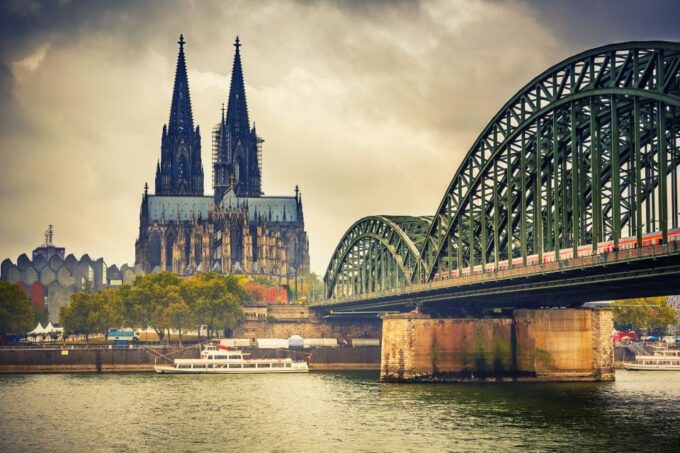 Cologne: First Discovery Walk and Reading Walking Tour - Tour Duration and Distance