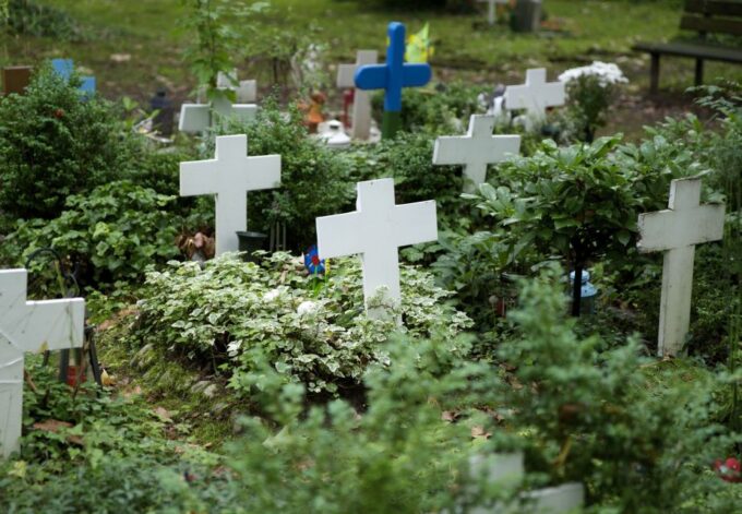 Cologne: Melaten Cemetery With Old Town Private Tour - Language Options