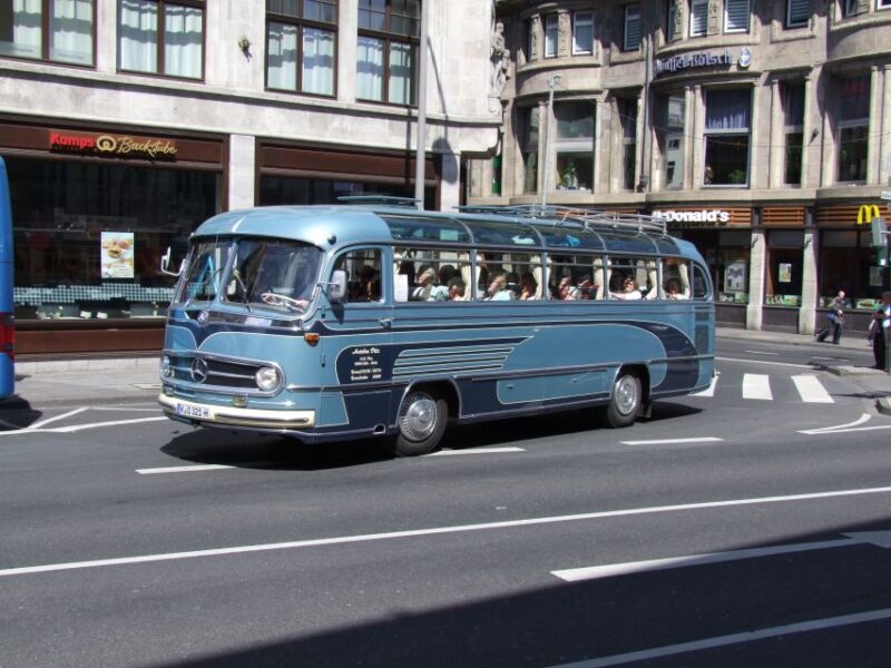Cologne: Nostalgic Tour in German in Vintage Bus - Itinerary Details