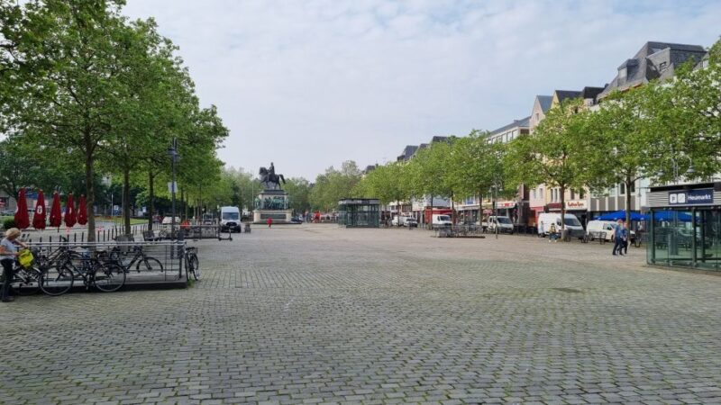 Cologne: Old City Guided Walking Tour - Iconic Landmarks