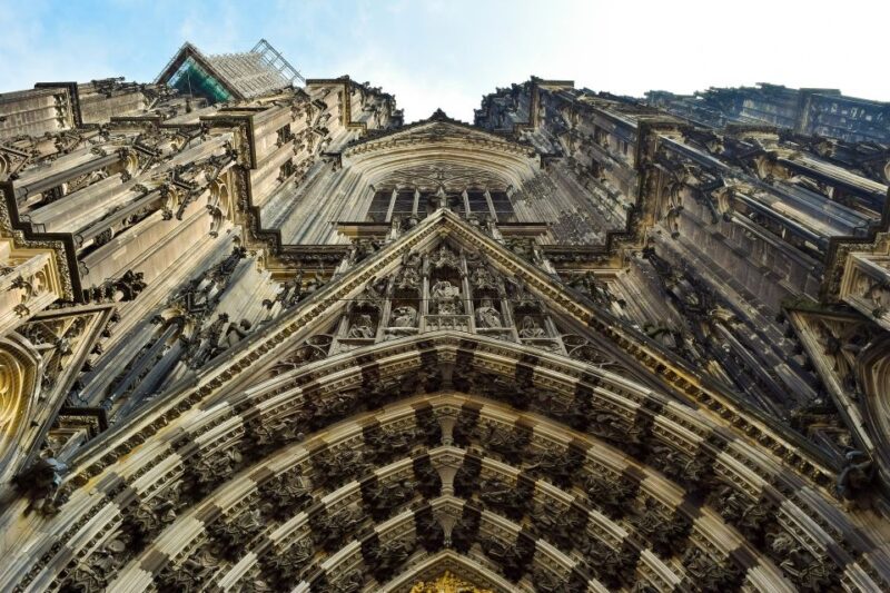 Cologne: Old Town Highlights Walking Tour - Roman-Germanic Museum and Relics
