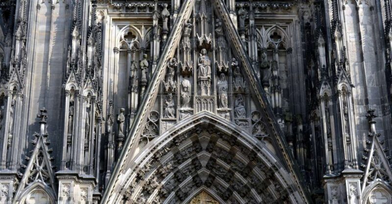 Cologne: Old Town Historical Walking Tour With GEO Epoche - Tour Details