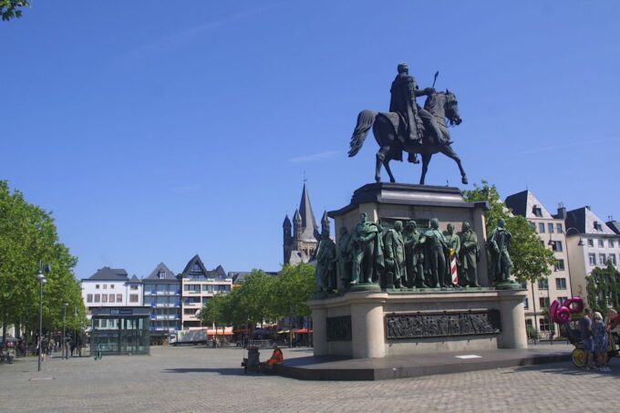 Cologne: Old Town Historical Walking Tour With GEO Epoche - Accessibility Considerations