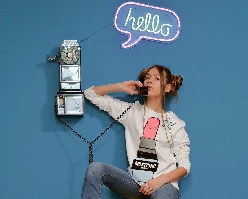 Cologne: Selfiewerke Selfie Photo Studio - Backdrop Selection and Posing