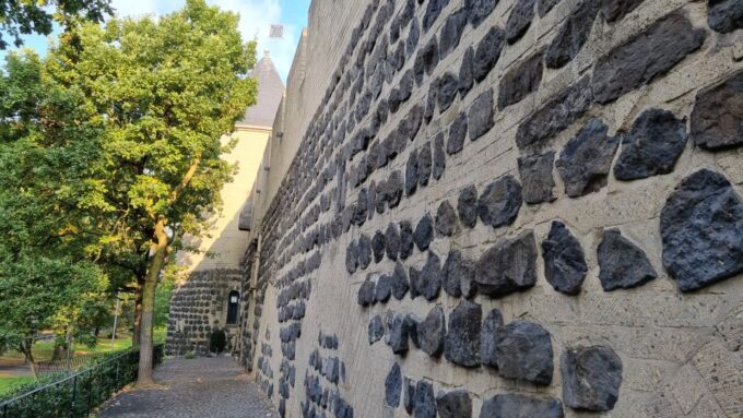 Cologne: Southside Severinsquarter Guided Tour in German - Discovering Local Breweries and Pubs