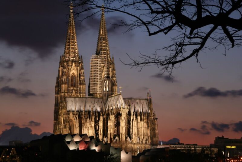 Cologne: Tales and History Tour in German - Key Points