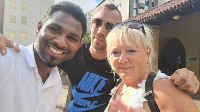 Colombo: Shopping Tour by Tuktuk With Sightseeing Tour - Inclusions and Meeting Point